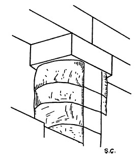 На колоні між горизонтальними швами блоків, що утворюють капітель, камінь обтесаний у вигляді кілець, діаметр яких трохи перевищує діаметр відповідних частин закінченою колони, що стоїть поруч