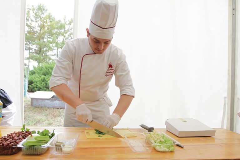 Щоб стати професійним кухарем і отримувати відповідний оклад, знадобитися не менше двох-трьох років досвіду роботи
