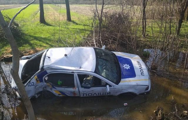 За даними ЗМІ, в ДТП серйозно постраждала жінка-поліцейський, її доставили в реанімацію