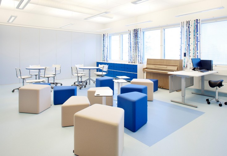 Навчальні столи і стільці ISKU регулюються по висоті для різного віку учнів