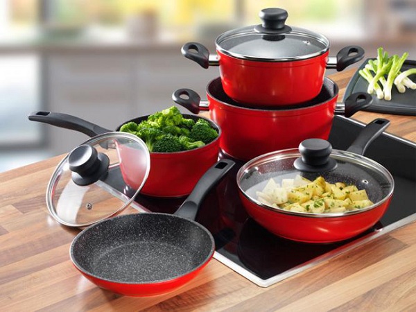 Посуд, виготовлений з нержавіючої сталі може використовуватися на індукційній плиті, але через вміст нікелю вона здатна викликати алергічні реакції