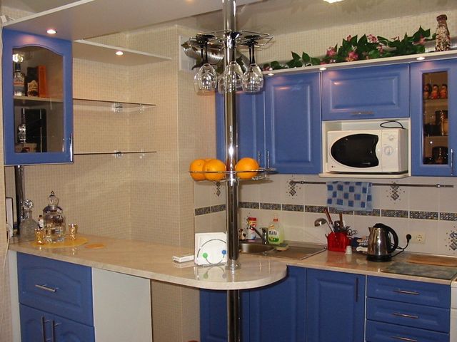 Якщо ваше приміщення, відведене під кухню, досить малих розмірів, то цей варіант кухні підійде краще за інших, так як кутові кухні відрізняються компактністю, зберігаючи при цьому всю функціональність
