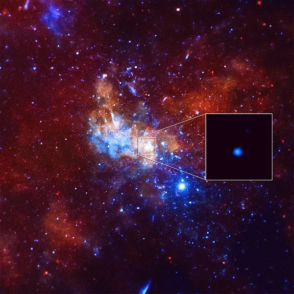 Самий центр відзначений ім'ям Стрілець A *, який, ймовірно, є надмасивної чорною дірою