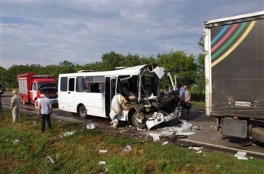 17 серпня 2011, 16:31 Переглядів:   У дощ маршрутка на повному ходу врізалася у причіп припаркованої фури