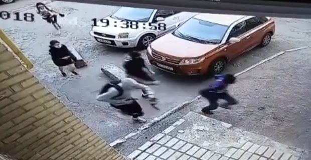 На відео відразу після нападу дійсно видно, як тікають 5 осіб, і маски на них