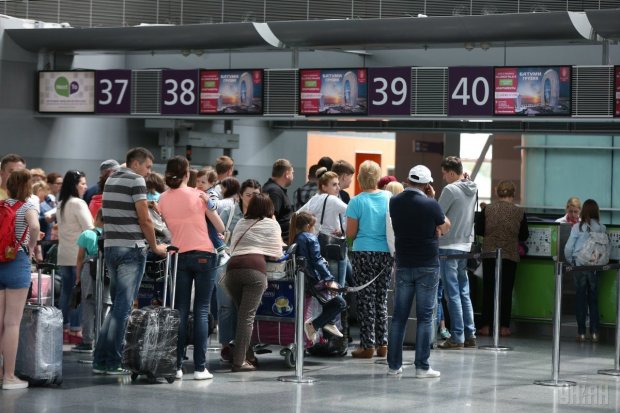 Туристів, у яких були заплановані рейси в Єгипет з Києва і Львова, поінформували про затримки заздалегідь, іногородніх туристів розселили в готелях за рахунок туроператора