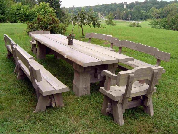З огляду на всі нюанси, можна створити столик і стільці, найбільш зручні, практичні і довговічні
