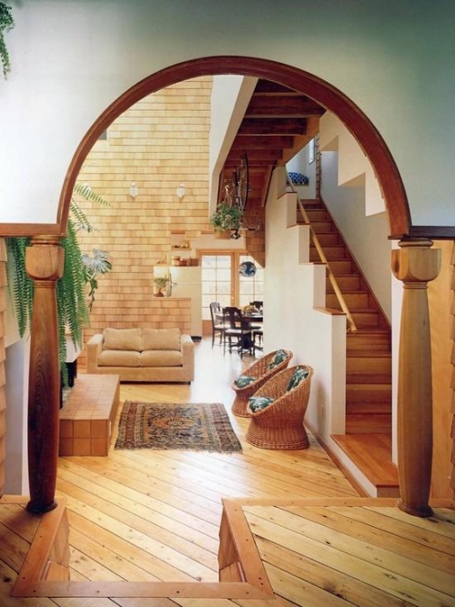 Класична арка на дерев'яних колонах - приміщення виглядає гармонійно, вишукано і елегантно