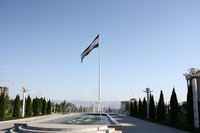 Сам парк, де встановлений прапор, досить-таки великий і симпатичний: тут є штучне озеро з фонтаном, алеї з водними каскадами, скульптури, що зображують героїв Таджикистану