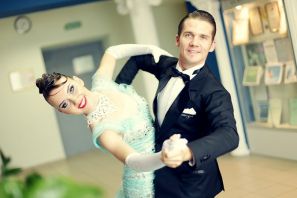У нашій школі Ви можете навчитися танцювати найпопулярніший, красивий і елегантний з європейських бальних танців Повільний вальс