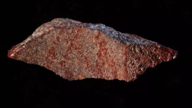 Вчені виявили в шарі, датованому 73 тисячами років, фрагмент сількрета (породи, утвореної кремнеземом, піском і гравієм) з чітким візерунком у вигляді октоторп, намальованого охрою