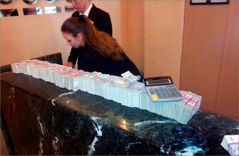 На знімку зображений процес оплати готельного рахунку в Ташкенті - за п'ять постояльців, які прожили в узбецькому готелі тиждень