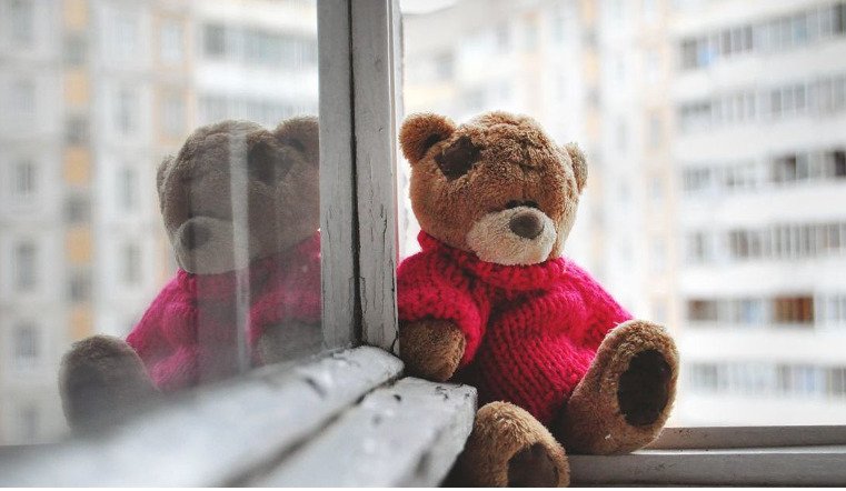 За статистикою, щорічно в Росії від падіння з вікон гинуть близько 600 дітей