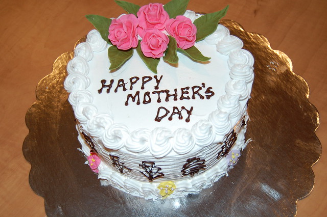 Презентувати символічні подарунки, а також збиратися всією сім'єю, щоб спекти спеціальний торт під назвою «Симнела»