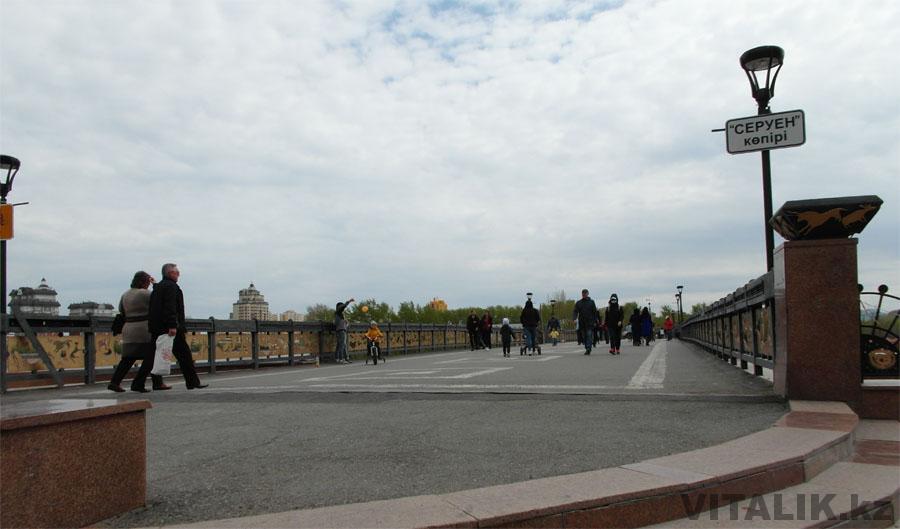 Відразу за мостом - великий Астанайський парк, з неймовірно креативною назвою - «Астана парк»