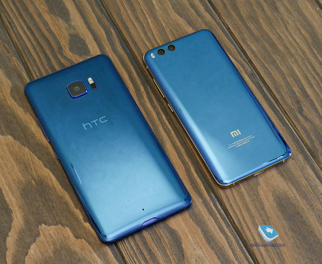 При цьому, на відміну від HTC U Ultra тут синя не тільки задня панель, а й передня