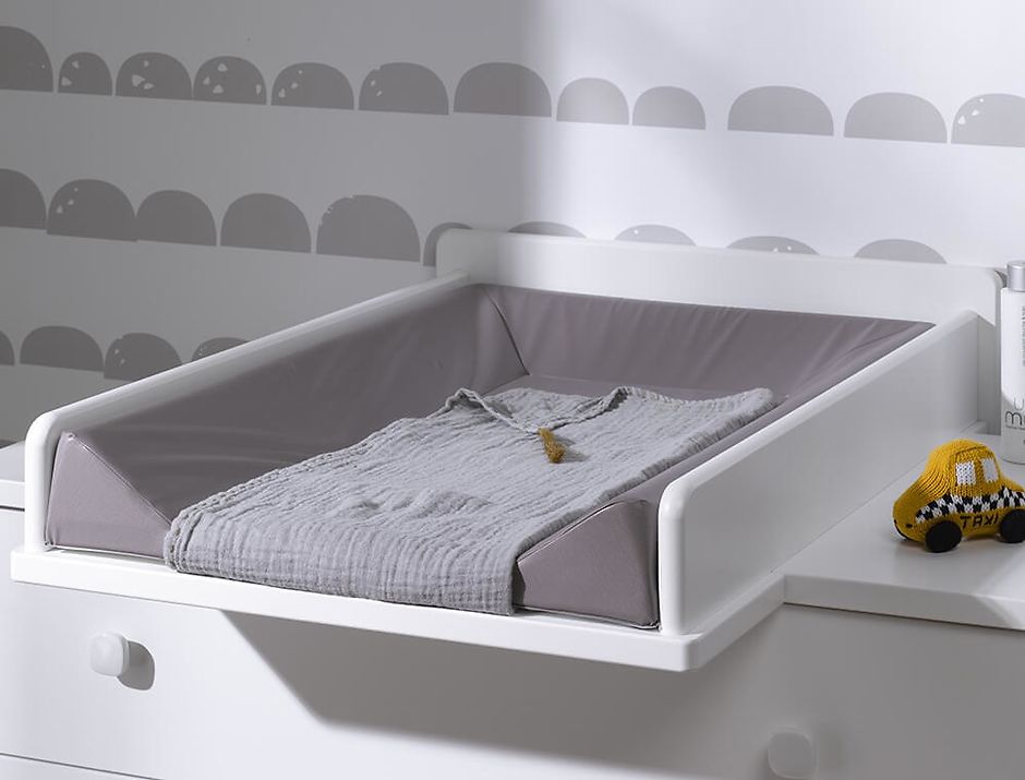 Пеленатор є окремою переносну конструкцію з захисними валиками, яку можна встановити на комод, ліжко або ванну